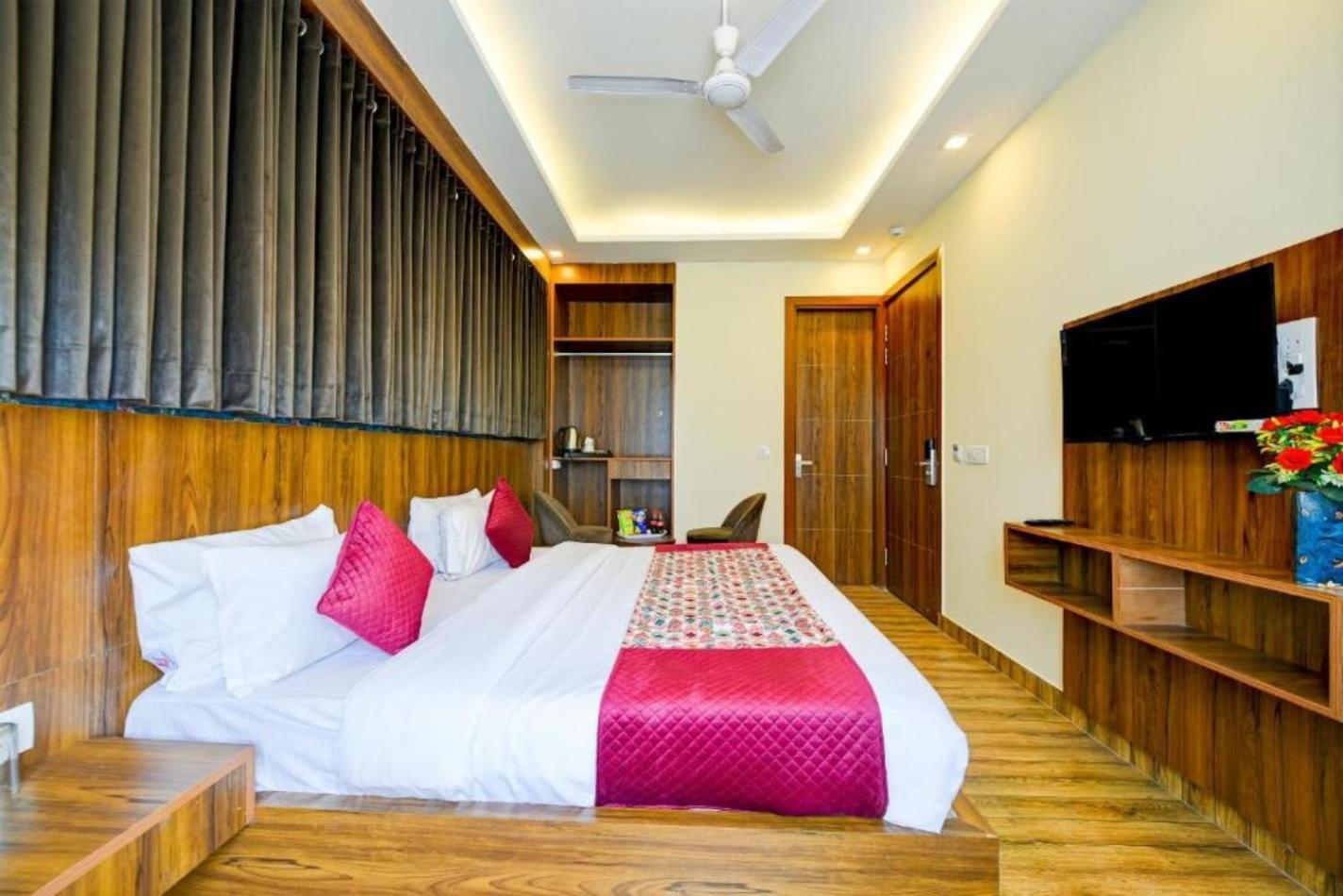 Rosewood Suites A Family Hotel Near Delhi Airport Ню Делхи Екстериор снимка